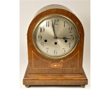 An oak cased mantel clock, striking, 'Anfang' inscribed on movement, 34 x 27 cm