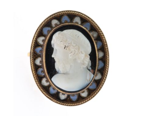 Agate Cameo Enamel Gold Brooch, tested 18ct. Measures 2.7cm by 2.2cm. Weighs approximately 4.7g