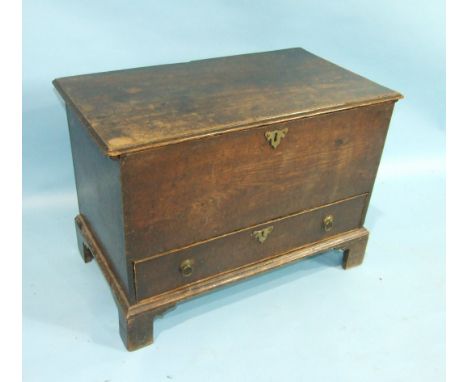 An 18th century small mule chest, the lift lid and base drawer on bracket feet, 72cm wide. 