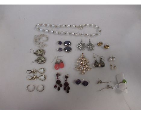 A collection of gemset and costume jewellery, to include a peridot ring, pearl earstuds, a pair of paste set snowflake earrin