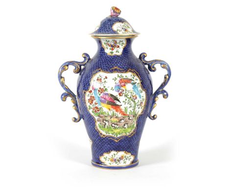 A LATE 19TH CENTURY FIRST PERIOD WORCESTER TYPE TWO-HANDLED SHOULDERED VASE AND COVER - PROBABLY SAMSON decorated with exotic