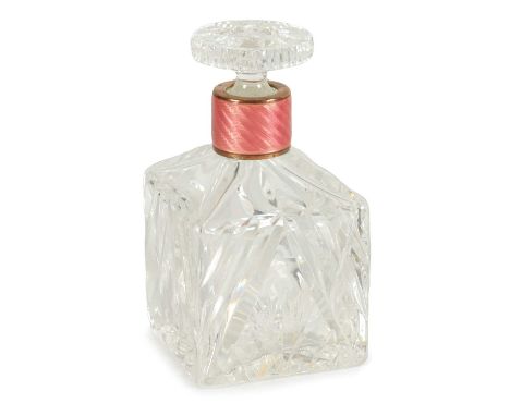 AN EARLY 20TH CENTURY SILVER AND GUILLOCHE ENAMEL SQUARE TABLE SCENT BOTTLE with pink enamelled silver collar above a square 