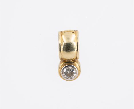 SOLITAIRE-ANHÄNGER. Material: 585/- Gelbgold, getestet. Gesamtgewicht: ca. 5,5 g. Maße: Länge 2,0 cm. Diamanten: 1 Brillant c
