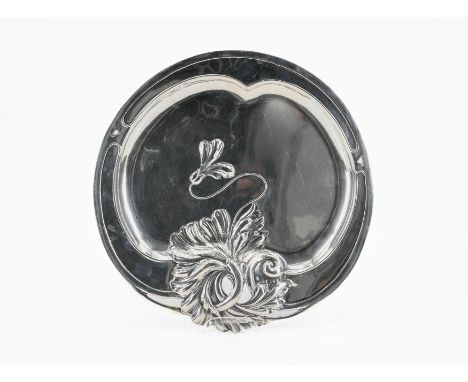 JUGENDSTIL PRÄSENTOIR. Wien. Technik: Silber. Gewicht: Ca. 359g. Maße: ø 26,5cm. Dianakopf mit A für Wien, MZ H&amp;M. Zustan