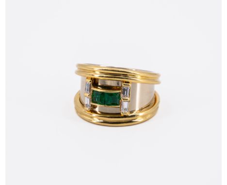 FARBSTEIN-DIAMANT-RING. Herkunft: Italien. Datierung: Um 1990. Material: 750/- Gelbgold, Punze. Gesamtgewicht: ca. 11,0 g. EU