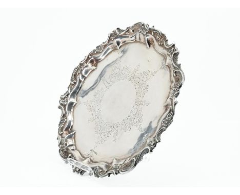 SALVER. Sheffield. Meister/Entwerfer: Joseph Rodgers &amp; Sons. Technik: Silber. Gewicht: Ca. 806g. Maße: ø 33cm. Beschau Sh