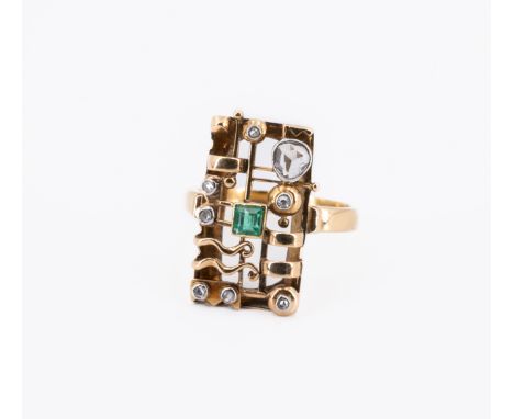 SMARAGD-DIAMANT-RING. Material: 585/- Gelbgold, Punze. Gesamtgewicht: ca. 6,0 g. EU-RM: 58,5. Diamanten: 8 Diamanten in versc