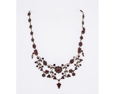 GRANAT-GOLD-KONVOLUT: COLLIER, RING, 4 BROSCHEN, OHRSCHMUCK, HAARSCHMUCK. Material: 585/-, 333/-, Silber, vergoldet, Punze, g