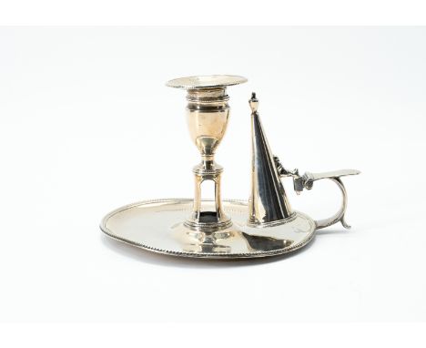 TRAGLEUCHTER MIT LÖSCHHÜTCHEN. London. Meister/Entwerfer: Daniel Smith &amp; Robert Sharp. Technik: Silber. Gewicht: Ca. 293g