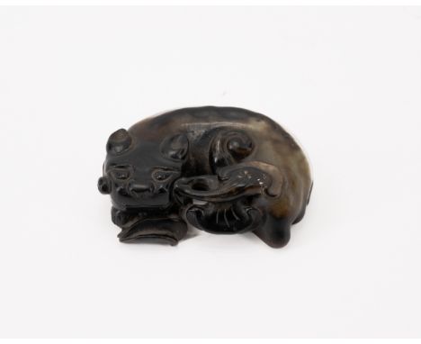 KLEINE JADEFIGUR. Herkunft: China. Technik: Jade, geschnitzt. Maße: 5x7,5x5,5cm. Zustand B. Erläuterungen zum Katalog