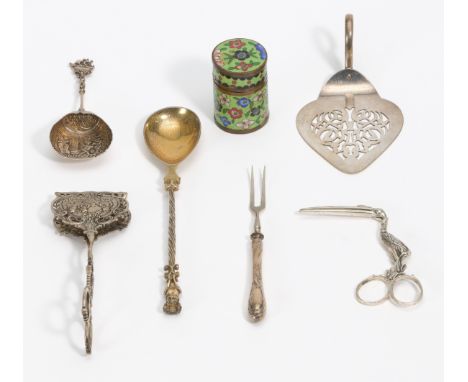 LÖFFEL, GEBÄCKZANGE UND NABELSCHNURSCHERE. U. a. London. Technik: Silber, einmal vergoldet. Gewicht: Ca. 340g. Maße: L. 19,5/