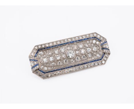 DIAMANT-SAPHIR-BROSCHE. Datierung: um 1920. Material: Platin, getestet. Gesamtgewicht: ca. 16,0 g. Maße: 2,4 x 5,1 cm. Diaman