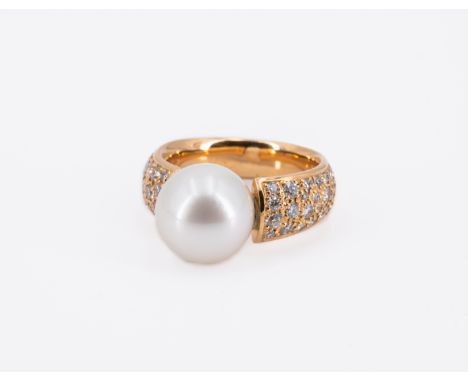 PERL-DIAMANT-RING. Herkunft: Deutschland. Datierung: 2011. Material: 750/- Gelbgold, getestet. Gesamtgewicht: ca. 11,5 g. EU-