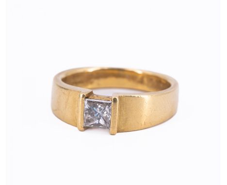 DIAMANT-RING. Herkunft: Deutschland. Material: 750/- Gelbgold, Punze. Gesamtgewicht: ca. 9,5 g. EU-RM: 58. Diamanten: 1 Diama