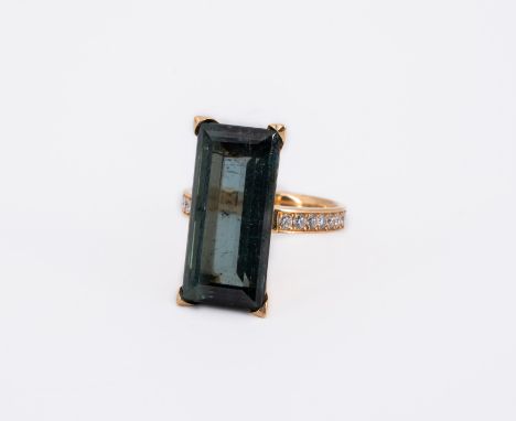 TURMALIN-DIAMANT-RING. Herkunft: Deutschland. Datierung: 2017. Material: 750/- Rotgold, getestet. Gesamtgewicht: ca. 8,5 g. E