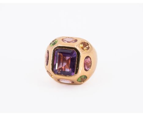 FARBSTEIN-RING. Material: 750/- Roségold, Punze. Gesamtgewicht: ca. 18,5 g. EU-RM: 57. Edelsteine: 1 Amethyst im Emerald-Schl