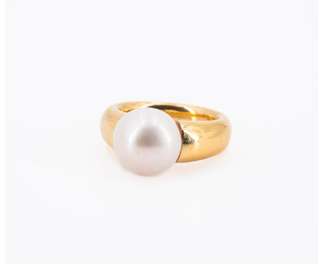 PERL-RING. Herkunft: Deutschland. Material: 750/- Gelbgold, Punze. Gesamtgewicht: ca. 18,0 g. EU-RM: 56. Edelsteine: 1 Süßwas