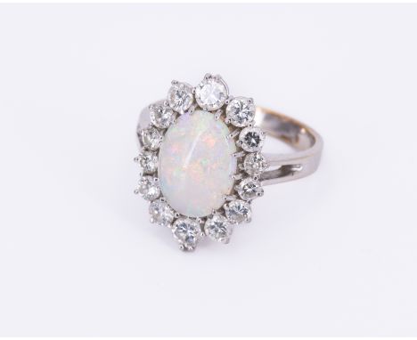 OPAL-DIAMANT-RING. Herkunft: Deutschland. Material: 585/- Weißgold, Punze. Gesamtgewicht: ca. 4,0 g. EU-RM: 53. Diamanten: 14