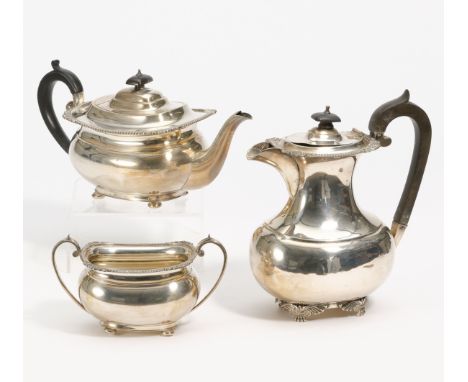KAFFEEKANNE, TEEKANNE, ZUCKERSCHALE MIT ÄHNLICHEM DEKOR. Sheffield. Technik: Silber, teilw. mit Holzknauf und Henkel. Gewicht
