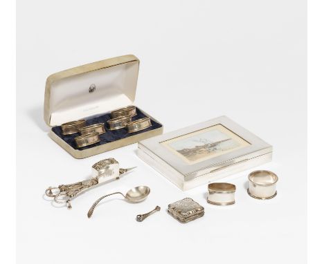 SET VON 6 SERVIETTENRINGEN, LÖFFEL, DOCHTSCHERE, 2 SERVIETTENRINGE, PILLENDOSE &amp; SÜßSTOFFZANGE. Deutschland und England. 