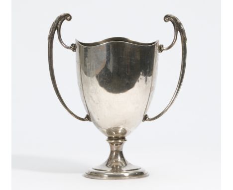 GROßER DOPPELHENKELPOKAL. Sheffield. Datierung: 1913. Technik: Silber. Gewicht: Ca. 2880g. Maße: H.31,5cm. BZ Sheffield 1913,