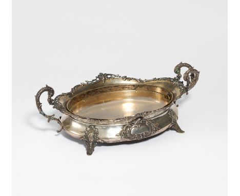 JARDINIERE. Deutschland. Technik: Silber. Glaseinsatz. Gewicht: Ca. 1100 (ohne Einsatz)g. Maße: 16x47x27cm. Halbmond &amp; Kr