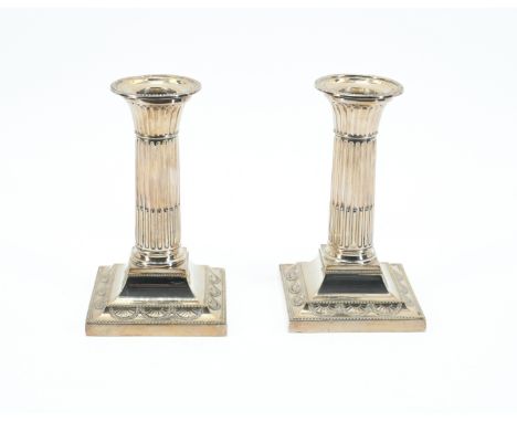 PAAR LEUCHTER. England. Meister/Entwerfer: Sheffield. William Hutton &amp; Sons. Technik: Silber, gefüllt. Maße: H.13,5cm. Ma