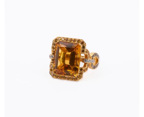 CITRIN-DIAMANT-RING. Herkunft: Deutschland. Datierung: 2014. Material: 750/- Gelbgold, Punze. Gesamtgewicht: ca. 14,0 g. EU-R