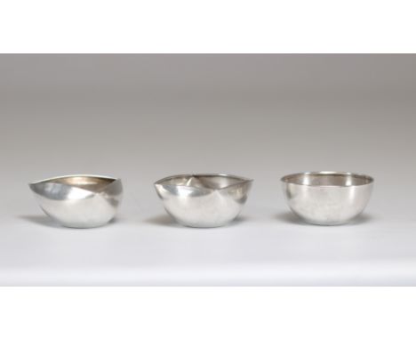 Pampaloni Vases (3) in solid silver - Weight: 76 g - Shipping available - Region: Italie - Sizes: H 35 MM D 70 MM  - At first