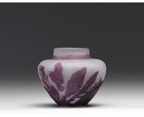 Emile Galle multi-layered vase decorated with purple flowers - Weight: 175 g - Shipping available - Region: france - Sizes: H