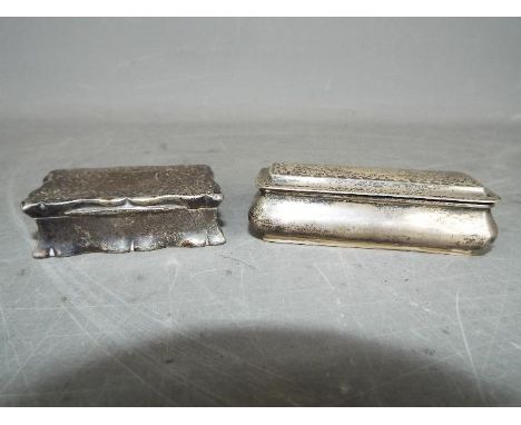 Two Edward VII hallmarked silver snuff boxes, both Birmingham assay (one 1901, the other 1903), largest 8 cm (l)