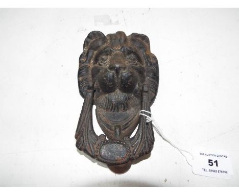 A cast iron door knocker in the form of a lion, approx 17 cm 