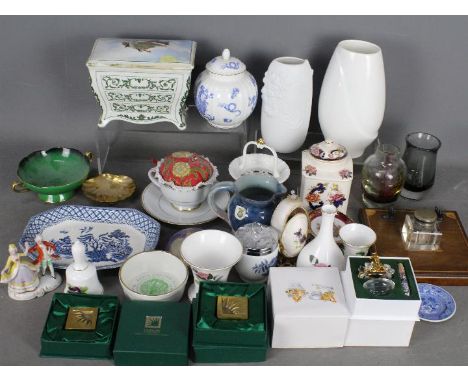 A mixed lot of ceramics to include Royal Worcester, Spode, Wedgwood, Masons Ironstone, Royal Doulton and similar.