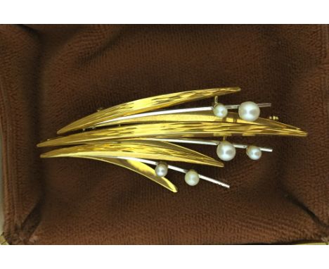 A 15ct gold and pearl floral brooch