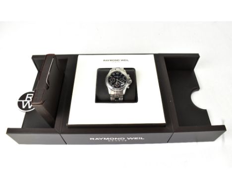 RAYMOND WEIL; a gentlemen's stainless steel wristwatch, model Parsifal 7260, the black dial set with raised Roman numerals, t