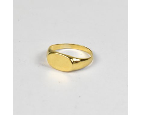A gentlemen's vintage 9ct gold oval top blank signet ring, size N, approx 2.5g.