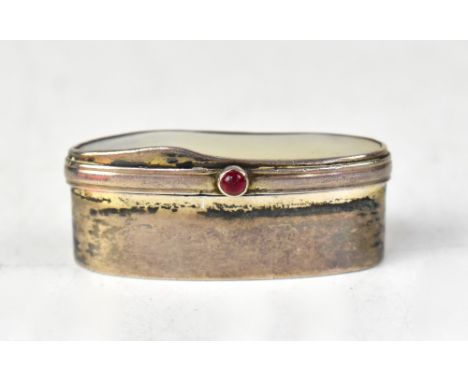 A George V hallmarked silver pillbox, the lid set with abalone mother of pearl and a tiny red stone cabochon to the closure, 
