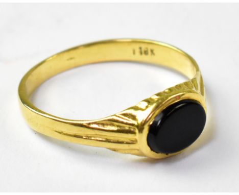An 18K gentlemen's signet ring inset with oval black onyx panel. size Q, approx 2.5g.
