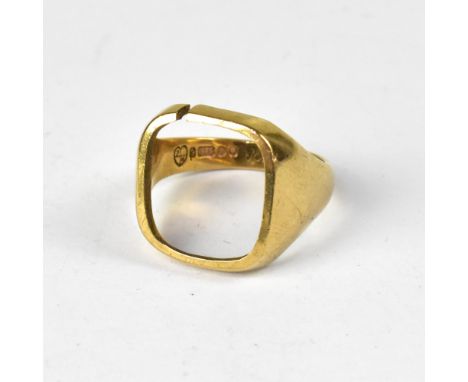 A vintage 9ct gold ring with vacant square mount.size S, approx 6.7g (af). CONDITION REPORT Square mount missing contents and