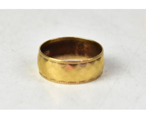 A vintage 9ct gold band ring with geometric pattern to the middle and beaded edge, size Q, approx 3.4g.