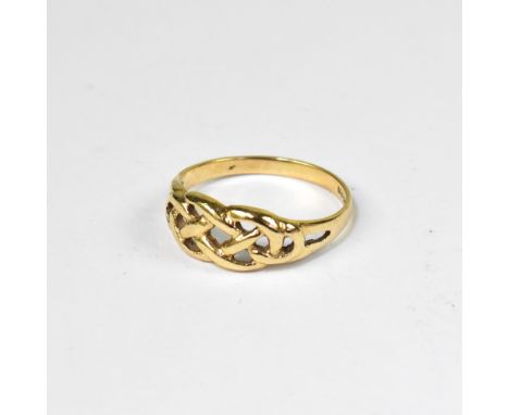 A vintage 9ct gold ring with Celtic ropework, on a 9ct yellow gold shank, size P, approx 2g.