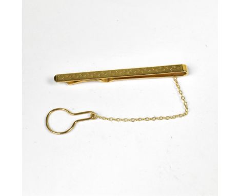 A gentlemen's vintage 9ct gold tie clip, with a single line of engine turned decoration, gold safety chain and hoop, length 6