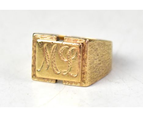 A gentlemen's heavy 9ct gold signet ring, the central panel with initials 'ML', on a textured 9ct yellow gold shank, size Q, 