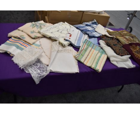 A mixed lot of vintage table linen and fabrics.