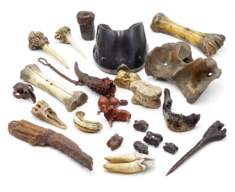 A GROUP OF VARIOUS BONE AND HORN ARTIFACTS DECORATIONS AND TOOLS. AFRICA AND ASIA. EARLY 20TH CENTURY AND OLDER. (QTY)