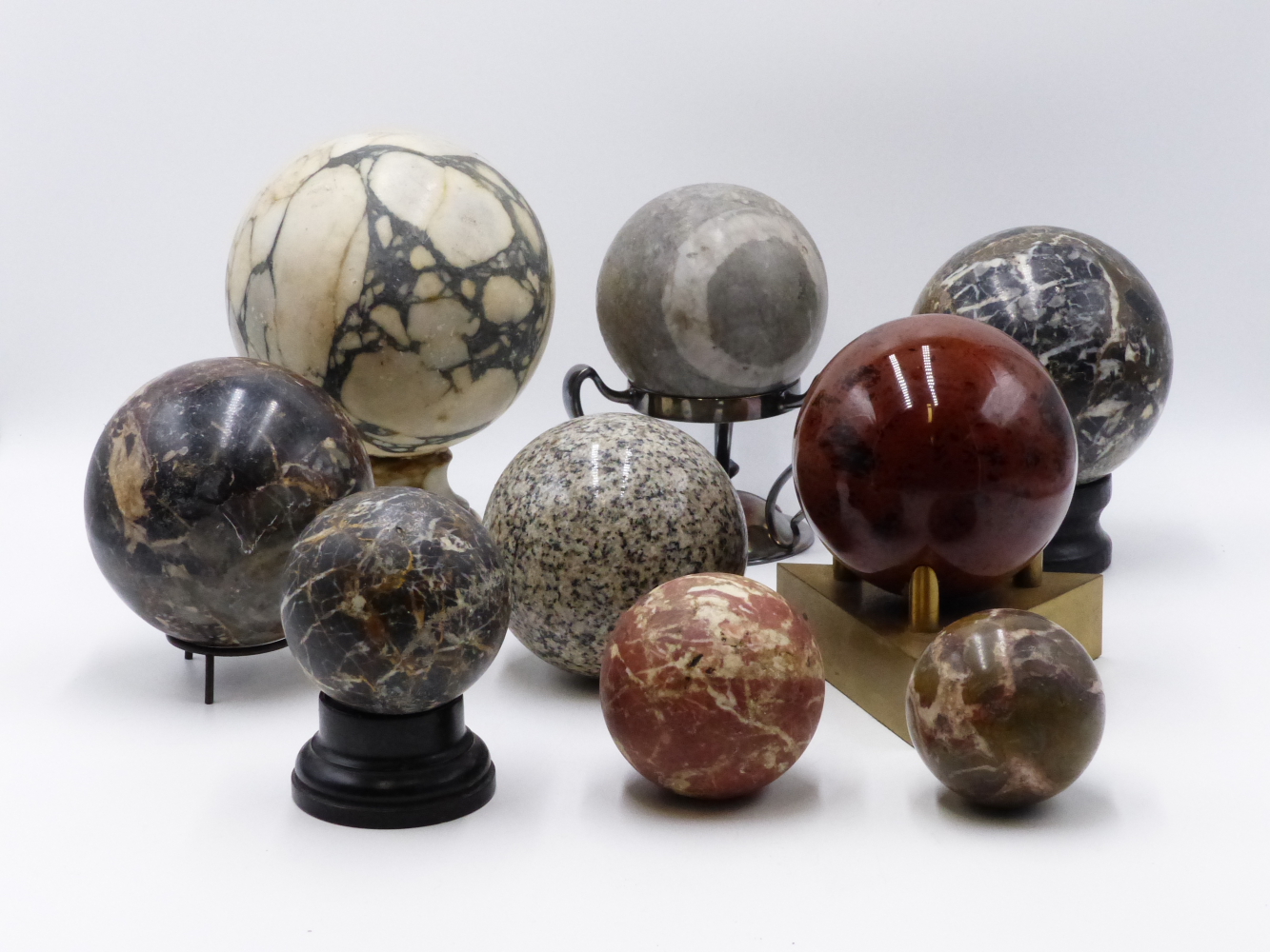 A LARGE WHITE VEINED MARBLE NEWEL POST CAP TOGETHER WITH A GROUP OF