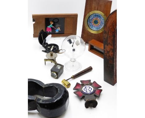 AN INTERESTING GROUP OF COLLECTABLE OBJECTS TO INCLUDE FOUR ANTIQUE MAGIC LANTERN SLIDES, A VINTAGE POLARITY INDICATOR, A MIL