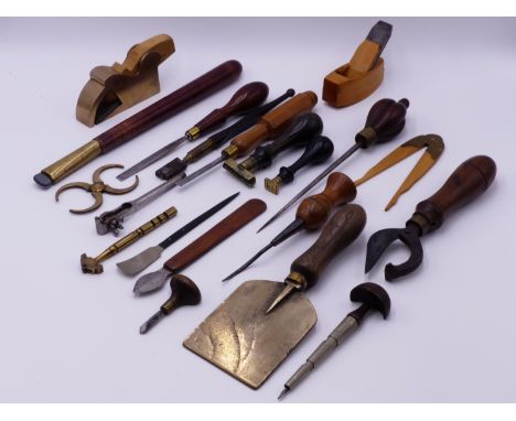 A GROUP OF VARIOUS 19TH TOOLS, BOXWOOD PLANES, CARVING AND ENGRAVING CHISELS, BOOK BINDING TOOLS ETC, (QTY)