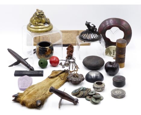 A COLLECTION OF ORIENTAL ARTIFACTS TO INCLUDE A PAIR OF JAPANESE ZORI, TWO JAPANESE KORO COVERS AND A CHINESE EXAMPLE, A SET 