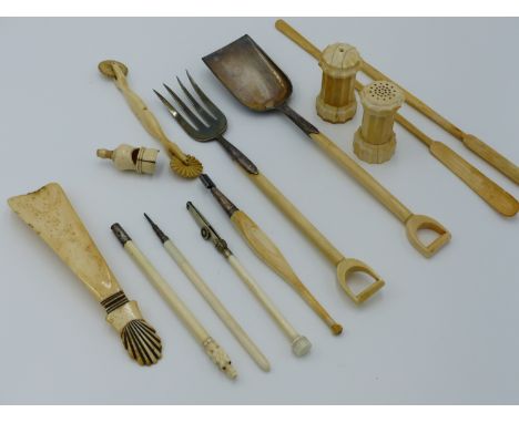 TWO EARLY 19TH CENTURY IVORY MARROW SCOOPS, A PAIR OF IVORY AND SILVER PLATE SALAD SERVERS IN THE FORM OF A FORK AND SPADE TO